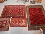 Plusieurs tapis sont disposés sur une table dans une pièce