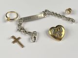 un bracelet en argent orné d'un cœur en or et d'une croix