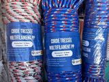 trois rouleaux de corde multicolore sont empilés les uns sur les autres