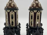 deux vases superposés sur une table