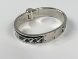 bracelet en argent orné d'un motif noir et blanc sur un fond blanc