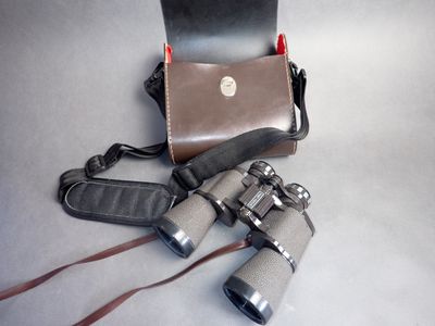 1 paire de jumelles fast focus 10x50 dans leur boîte