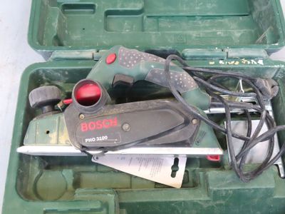 une boîte verte contenant des outils, posée sur une table