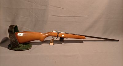 un fusil orange avec un canon en bois et une bouche verte