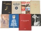 plusieurs livres sont empilés sur une surface blanche