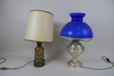 Deux lampes à pétrole montées à l’électricité : Une à décor …