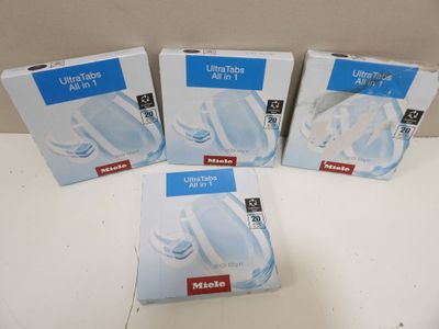 trois paquets de papier toilette posés sur un plan de travail blanc