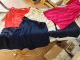 un tas de vêtements posé sur une table dans une pièce en désordre