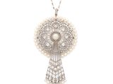 un gros plan sur un collier orné de perles et d'un éventail
