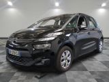 La Citroën noire est garée dans le garage, sur un sol à damier.