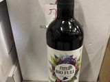 une bouteille de vin posée sur une boîte
