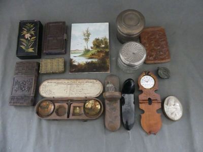 de nombreux objets posés sur une table