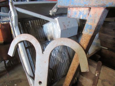 un objet métallique posé au sommet d'un tas de bois