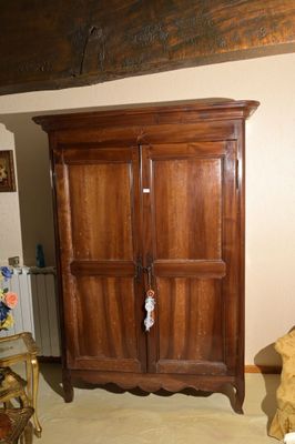 une armoire en bois dans un coin du salon