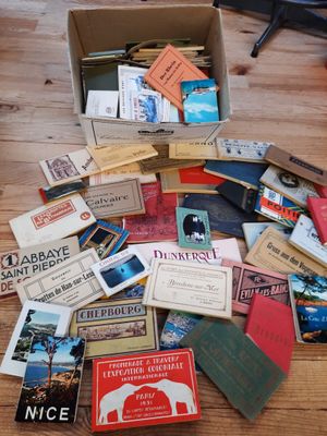 une boîte remplie de livres posée sur une table en bois