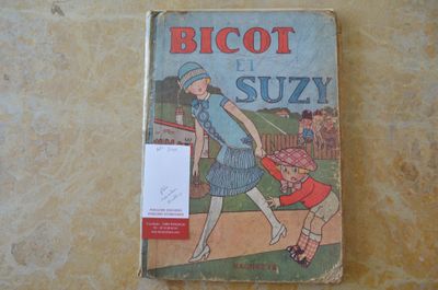 un livre sur lequel figure la photo d'une femme et d'un enfant