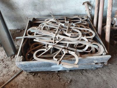 une caisse en bois contenant tout un tas de tuyaux