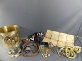 un grand nombre d'objets posés sur une table