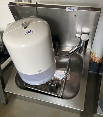 évier en acier inoxydable surmonté d'un distributeur d'eau