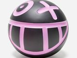 une balle noire et rose ornée d'une croix rose