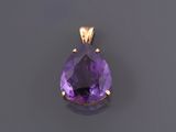 un pendentif en améthorate et or, orné d'un améthorate en forme de poire