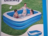 une piscine gonflable dans laquelle jouent deux enfants