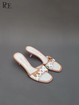 un gros plan sur une paire de chaussures posée sur une surface grise