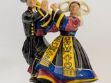 une figurine représentant un homme et une femme en train de danser