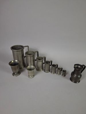 une image représentant un ensemble d'objets métalliques posés sur une surface blanche