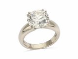 gros plan d'une bague en diamant sur fond blanc