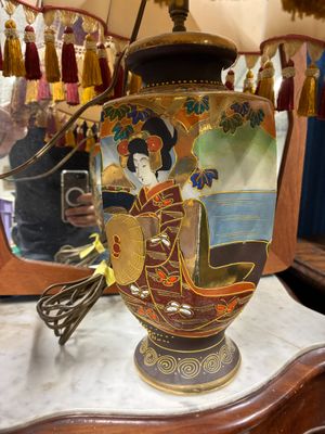 une lampe sur laquelle est représentée une femme