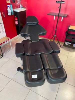 une pièce dans laquelle se trouvent une table, des chaises et d'autres objets