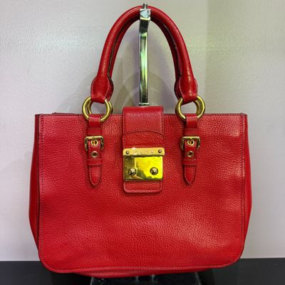 Sac MIU MIU porté main avec bandoulière cuir grainé rouge di…