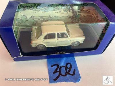 une boîte contenant une petite voiture posée sur une table