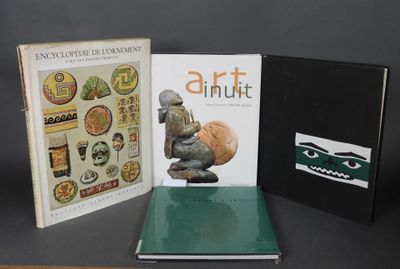 trois livres sont posés sur une table les uns à côté des autres