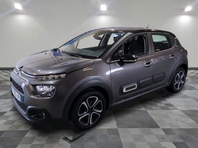 La nouvelle Citroën est garée dans le showroom du showroom.