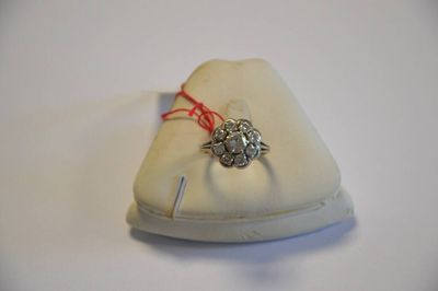 une bague posée sur un oreiller