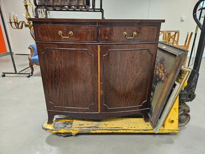 Un buffet en bois teinté deux vantaux et deux tiroirs , trav…