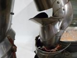 un gros plan sur le casque et l'armure d'un chevalier exposés