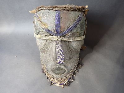 BWOOM, ( R.D. CONGO )masque : bois, piments, perles, raphia,…
