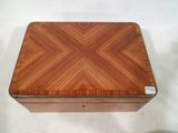 l'image d'une boîte en bois posée sur une table blanche
