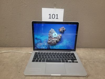 une image représentant un ordinateur portable posé sur une table