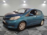 la petite voiture bleue est garée dans le garage sur un sol en damier