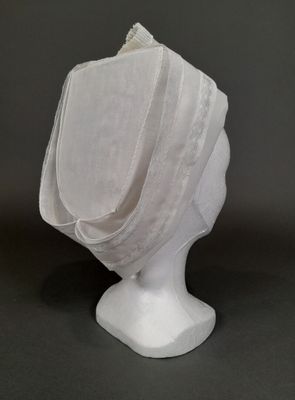 une image représentant une tête de mannequin blanche recouverte d'un voile