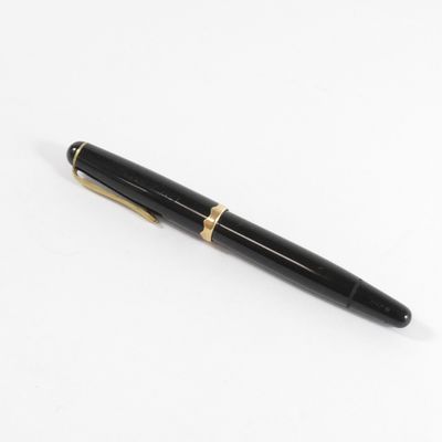 un gros plan d'un stylo sur une surface blanche avec un fond blanc