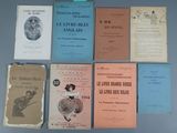 Plusieurs livres sont disposés en cercle sur une table.