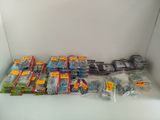 il y a beaucoup de Lego sur l'étagère dans la pièce