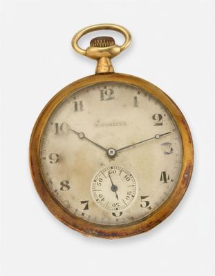une montre de poche ancienne posée sur une surface blanche, sur fond blanc