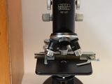 un microscope posé sur une table