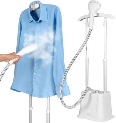 une personne qui utilise un fer à vapeur pour sécher une chemise